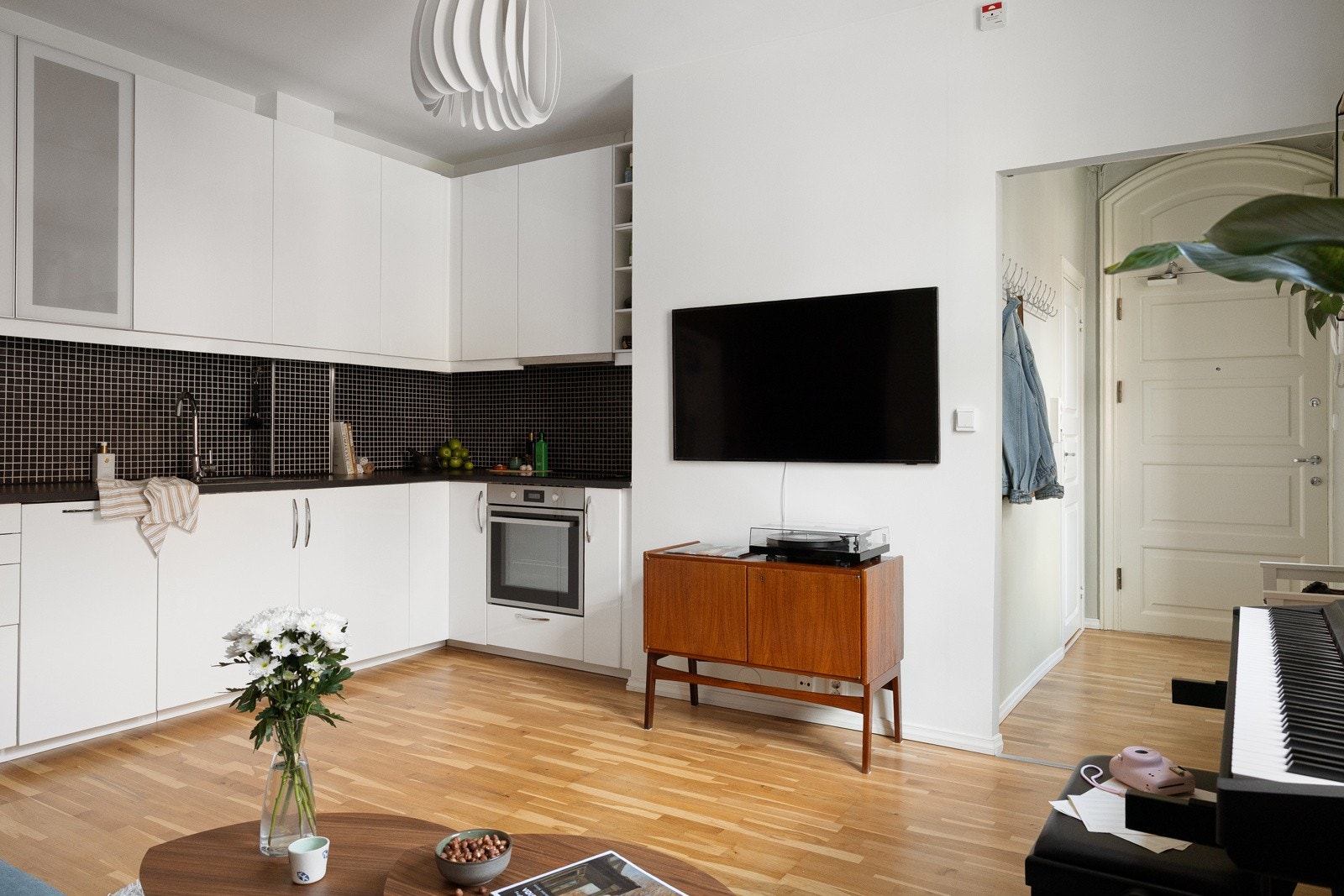 Kjøkkenet har rikelig med oppbevaringsplass og her kan du fint være mange som arbeider på kjøkkenet. Galleribilde