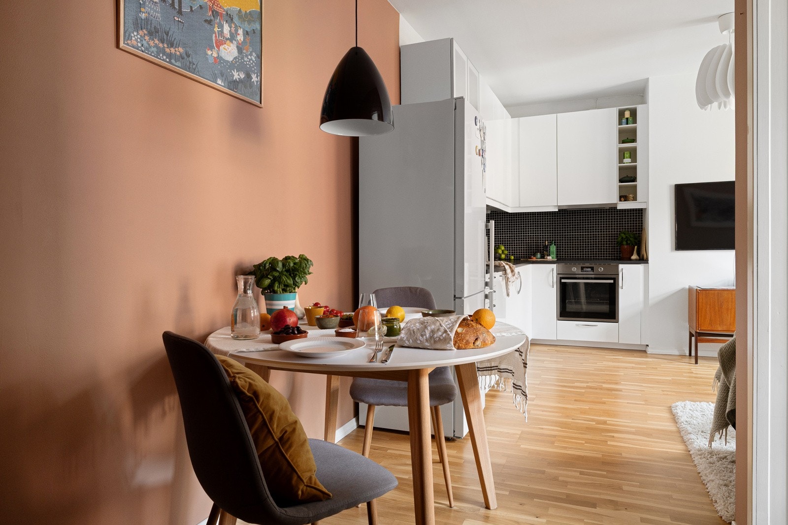 I tilknytning til kjøkkenet kan du fint innrede med en sosial spisegruppe. Galleribilde