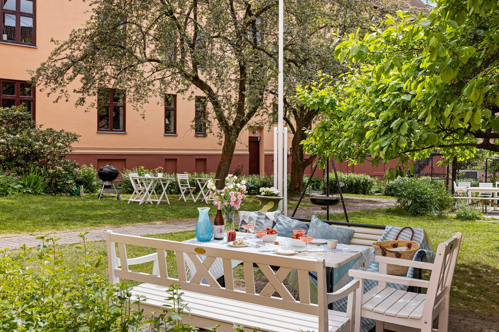 Gårdsrommet har mange fine soner - både grill, bålpanne og tørkesone for klær - til alle beboernes glede. Galleribilde