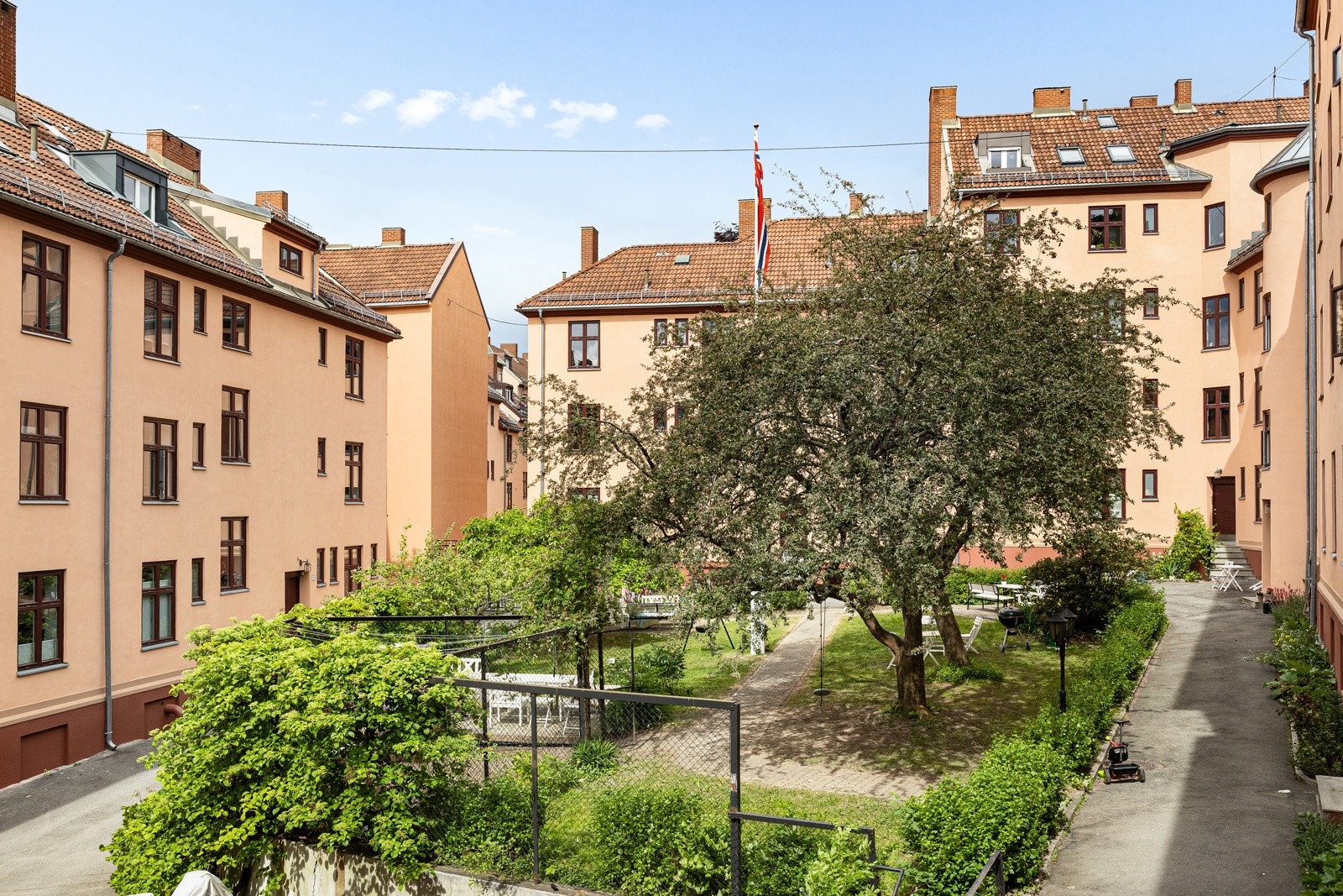 Flott utsikt fra leiligheten mot gårdsrommet. Det er omtrent 3 meter ned fra vinduet - og boligen ligger høyt og luftig. Galleribilde