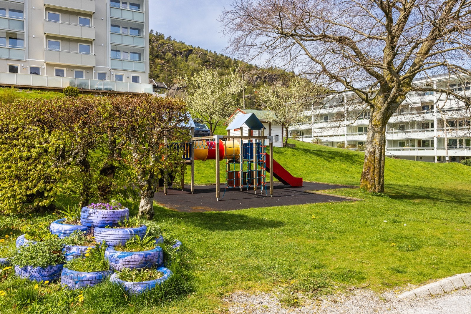 Det er lekeplass, parsellhage og mye hyggelig man finner på borettslagets tomt. Galleribilde