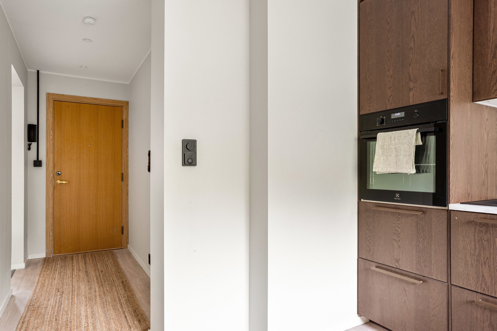 Velkommen inn! Leiligheten har en luftig entré med en åpen løsning inn mot kjøkken. Galleribilde