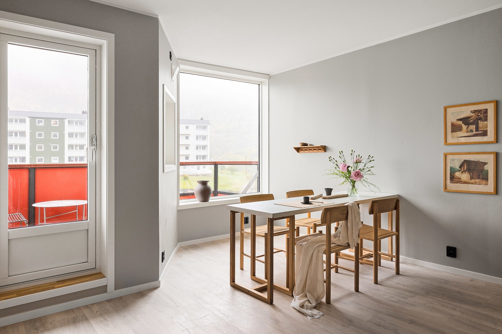 Store vindusflater som slipper inn godt med naturlig lys. Galleribilde