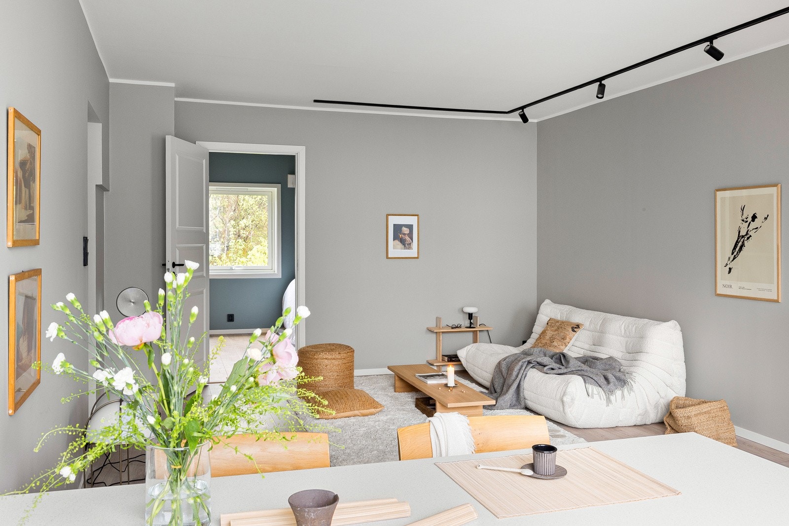 Vegger er malt i moderne og tidløse farger. Galleribilde