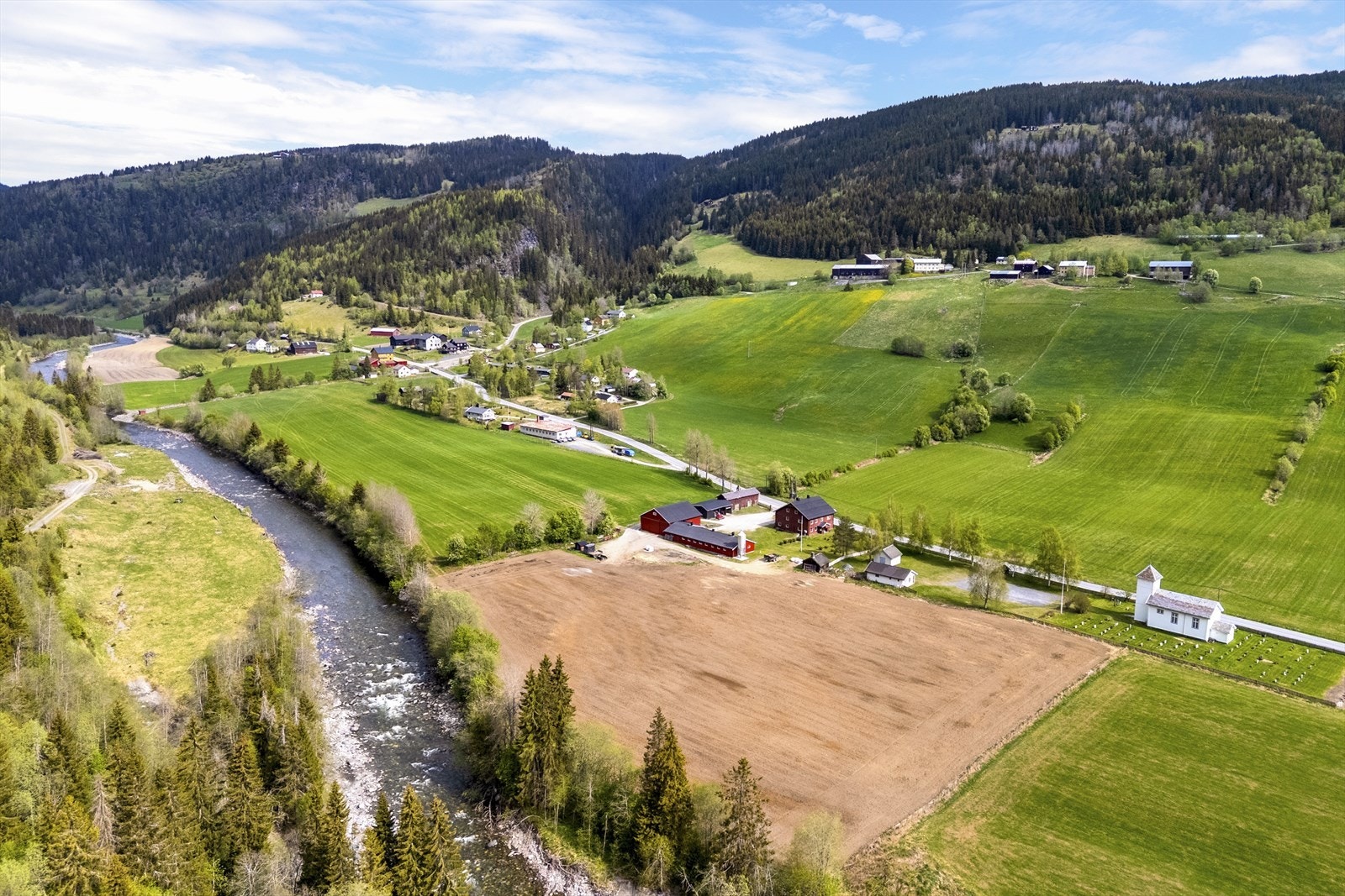 Eiendommen består av dyrka jord opplyst å utgjøre 91,1 daa, og overflate dyrka 7,3 daa. Beite opplyst 18,9 daa. Den produktive skogen opplyses å utgjøre 492,4 daa, øvrige arealer utgjør 52,8 daa. Galleribilde