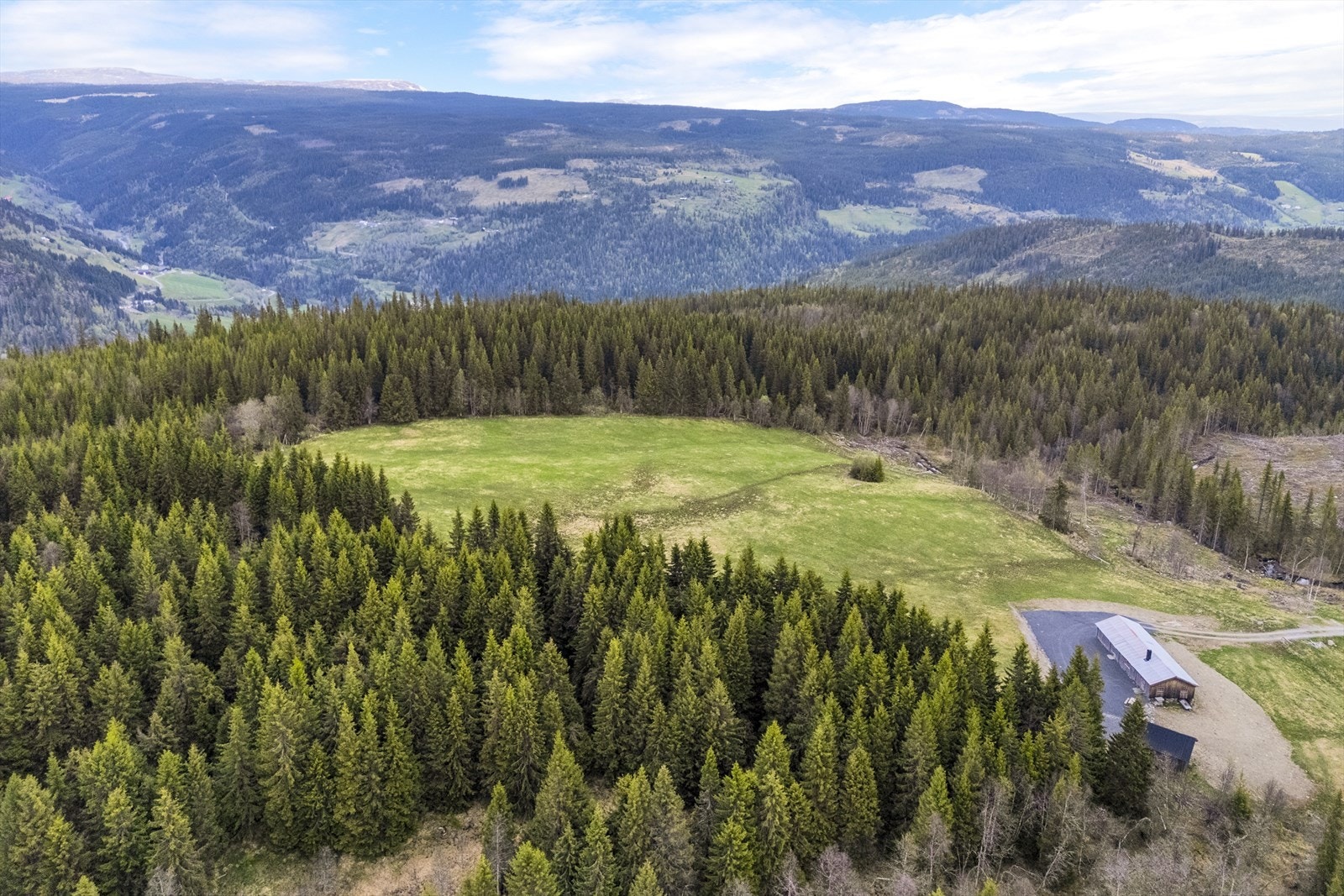 Dronefoto over setervollen Galleribilde
