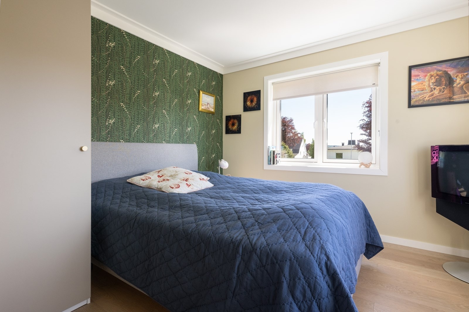 I tillegg har denne etasjen to barnerom, begge med garderobeskap. Galleribilde