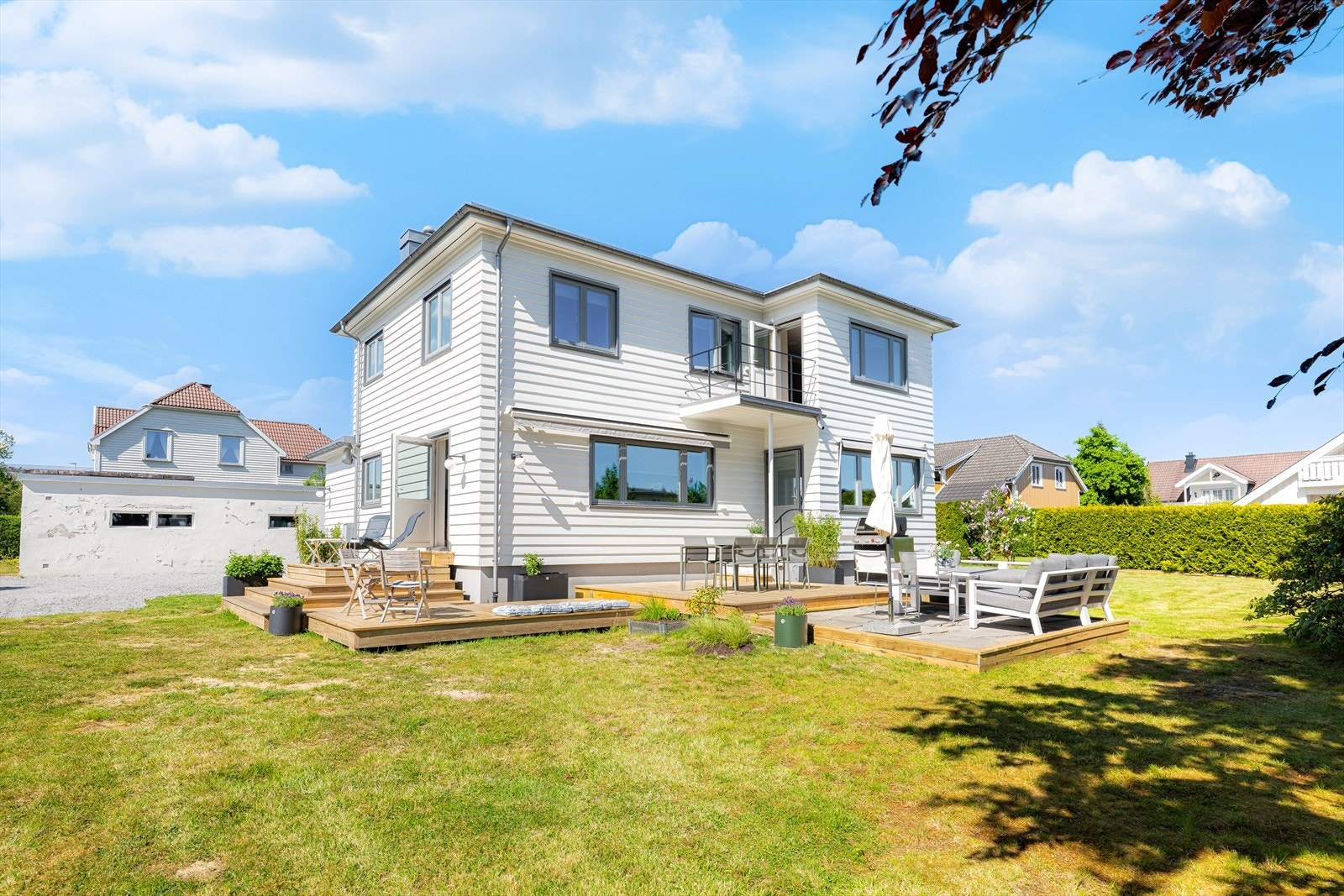 Tomten er flat og romslig med mange muligheter. Galleribilde