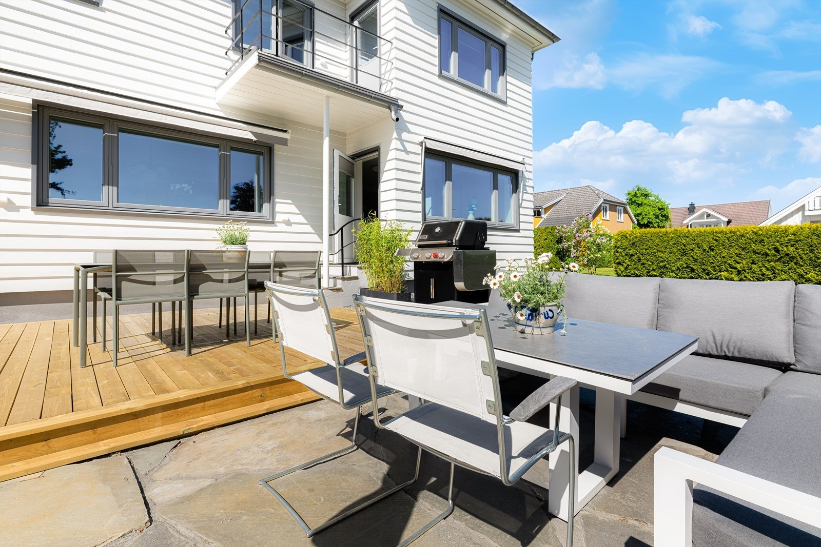 Deilig terrasse med markise - svært solrikt Galleribilde