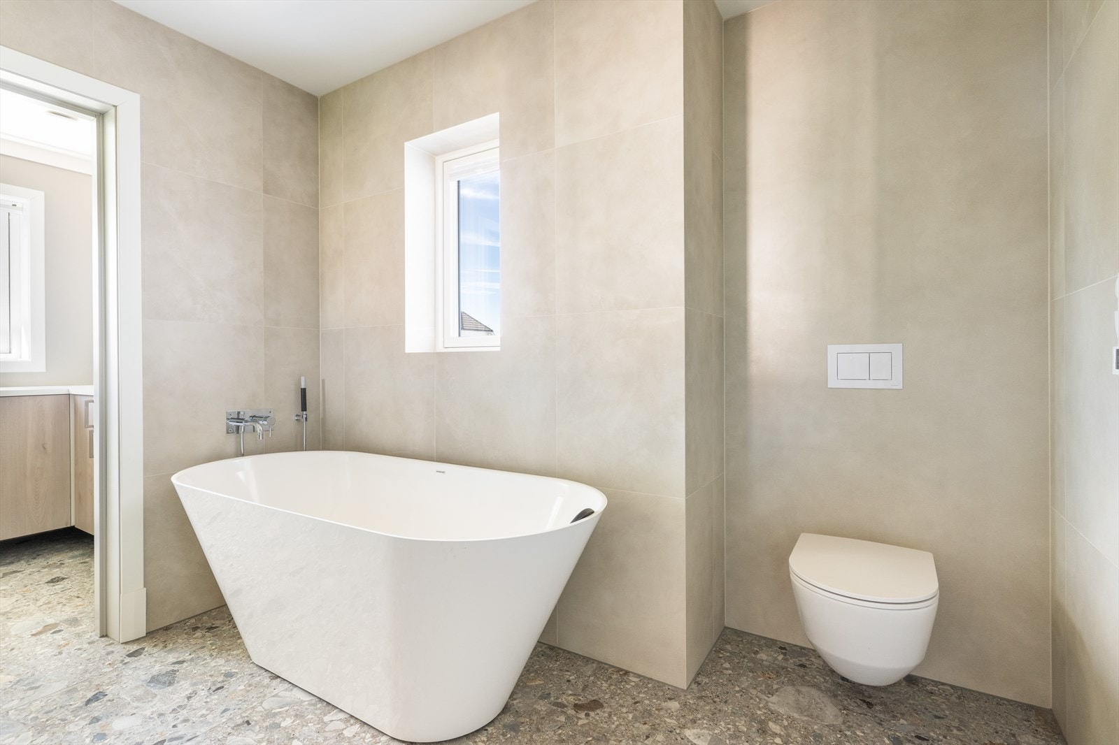 Innenfor badet ligger det et praktisk vaskerom fra 2021. Galleribilde