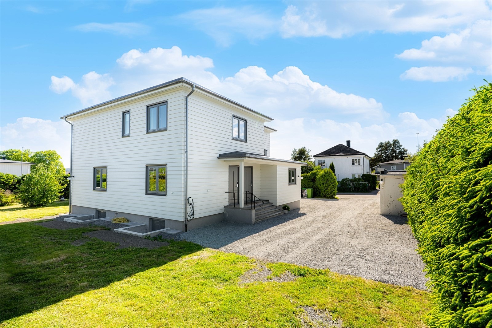 Renovert av byggmester - alt utført av fagfolk. Det er ny flott kledning, nye vinduer og nytt tak. Vinduer, ytterdører og verandadører har aluminiumsbeslag og kledningen er spesialtilpasset liggende panel fra Øyfjell Sag. Galleribilde