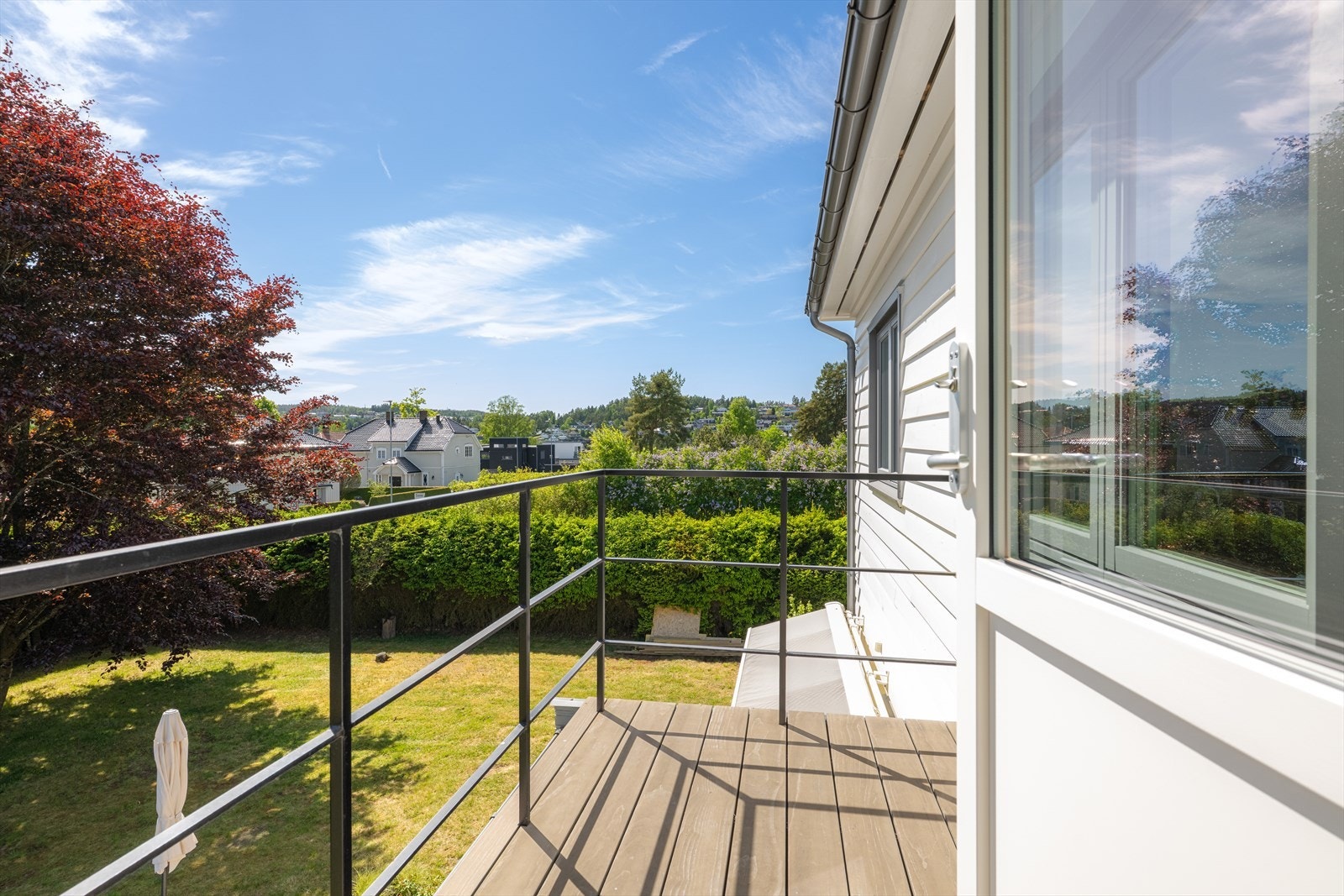 Balkongen med Accoya gulv, og har fint utsyn ut over nærområdet. Galleribilde
