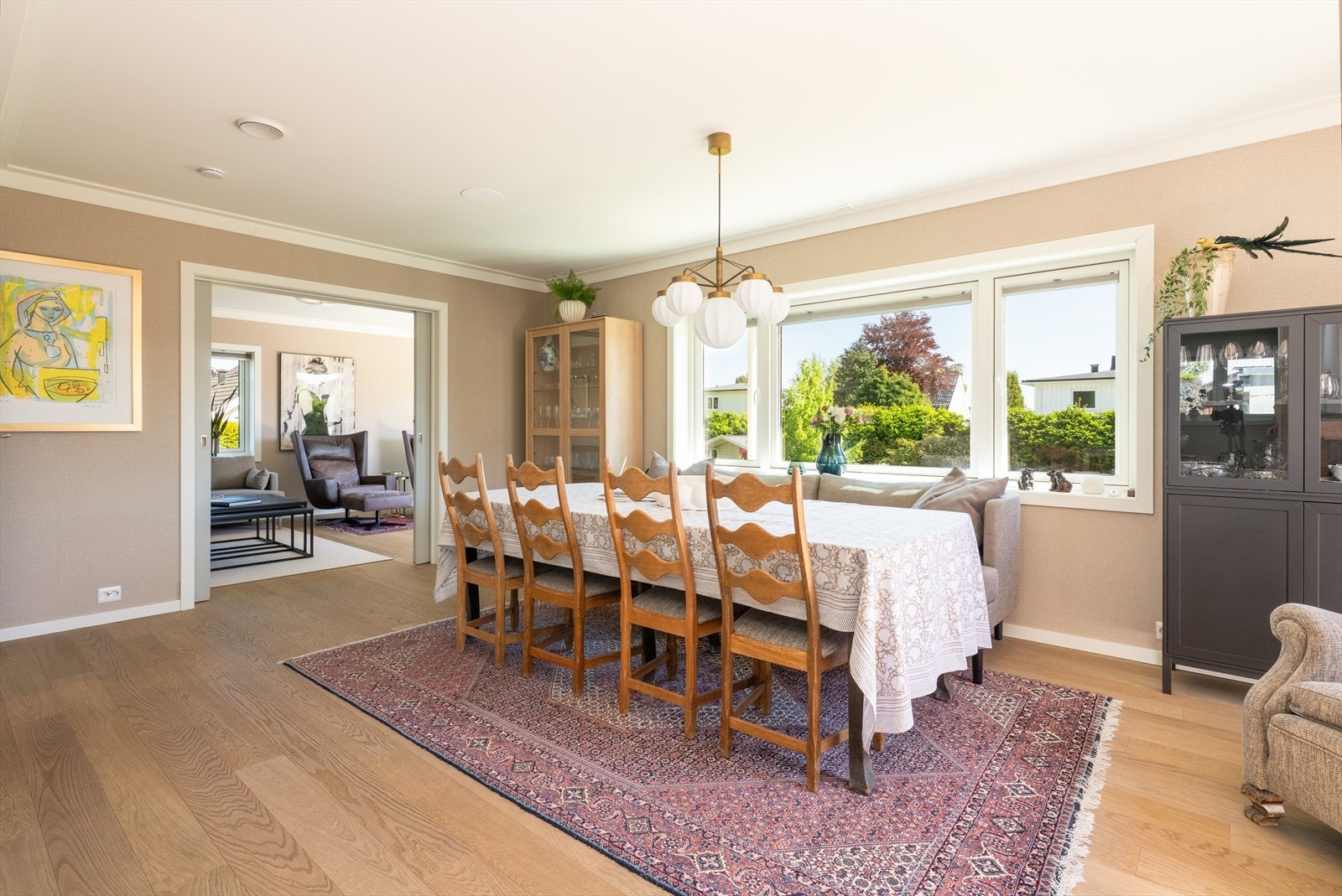 Boligen har en flott todelt stue med spisestue- og tv-stuedel. Store deler av denne etasjen har pen parkett uten kvist fra Skogr, og i stuen er det en gjennomgående tapet på vegger - arbeid utført av malermester Galleribilde