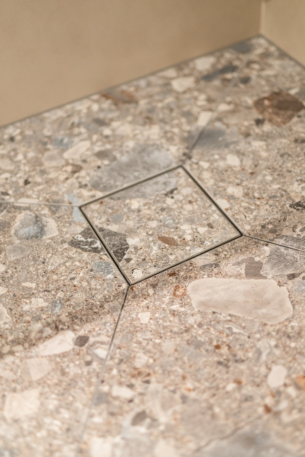 Alt av flisarbeid er utført av profesjonell flislegger ihht. dagens krav - med særdeles pen utførelse Galleribilde