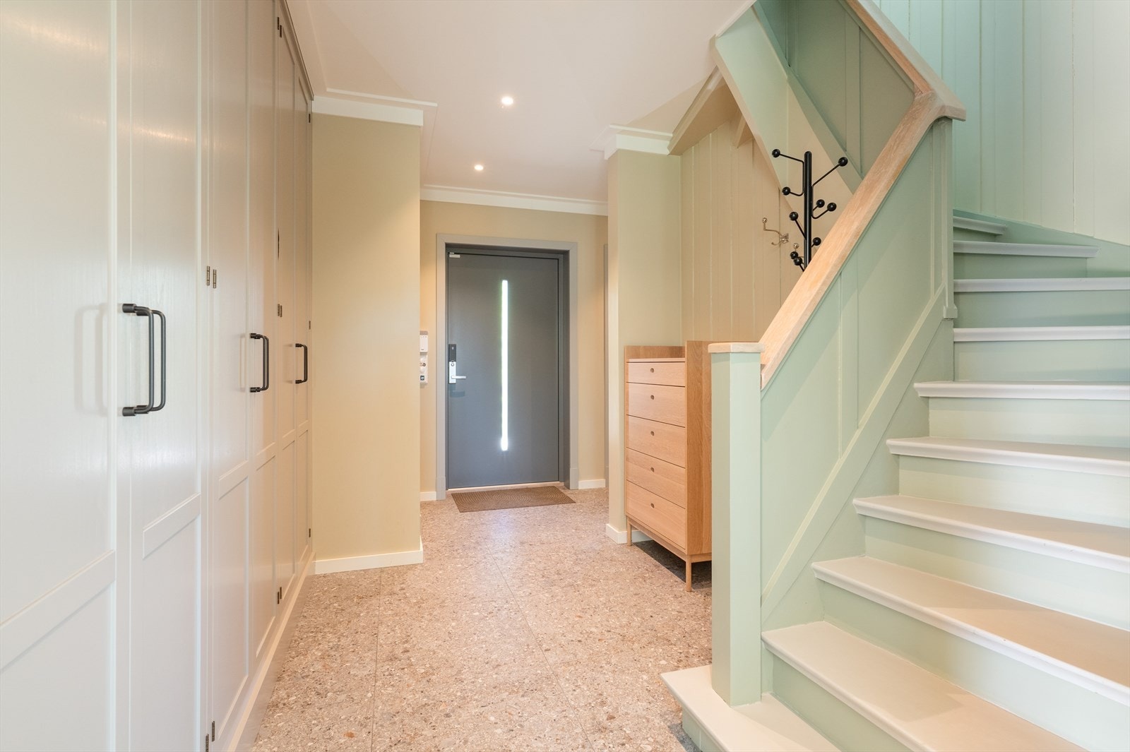 Trappen opp til boligens 2. etasje er restaurert med rekkverk og panel i den originale stilen Galleribilde