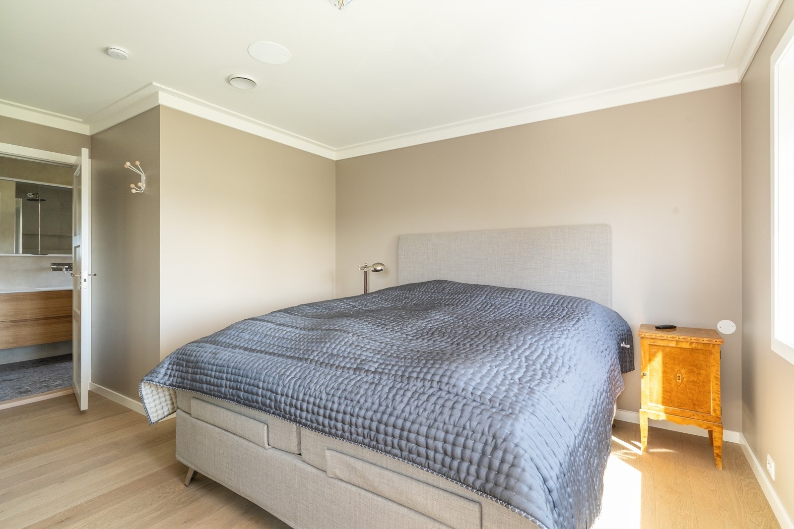 I tilknytning til hovedsoverommet har boligen et flott bad. Galleribilde