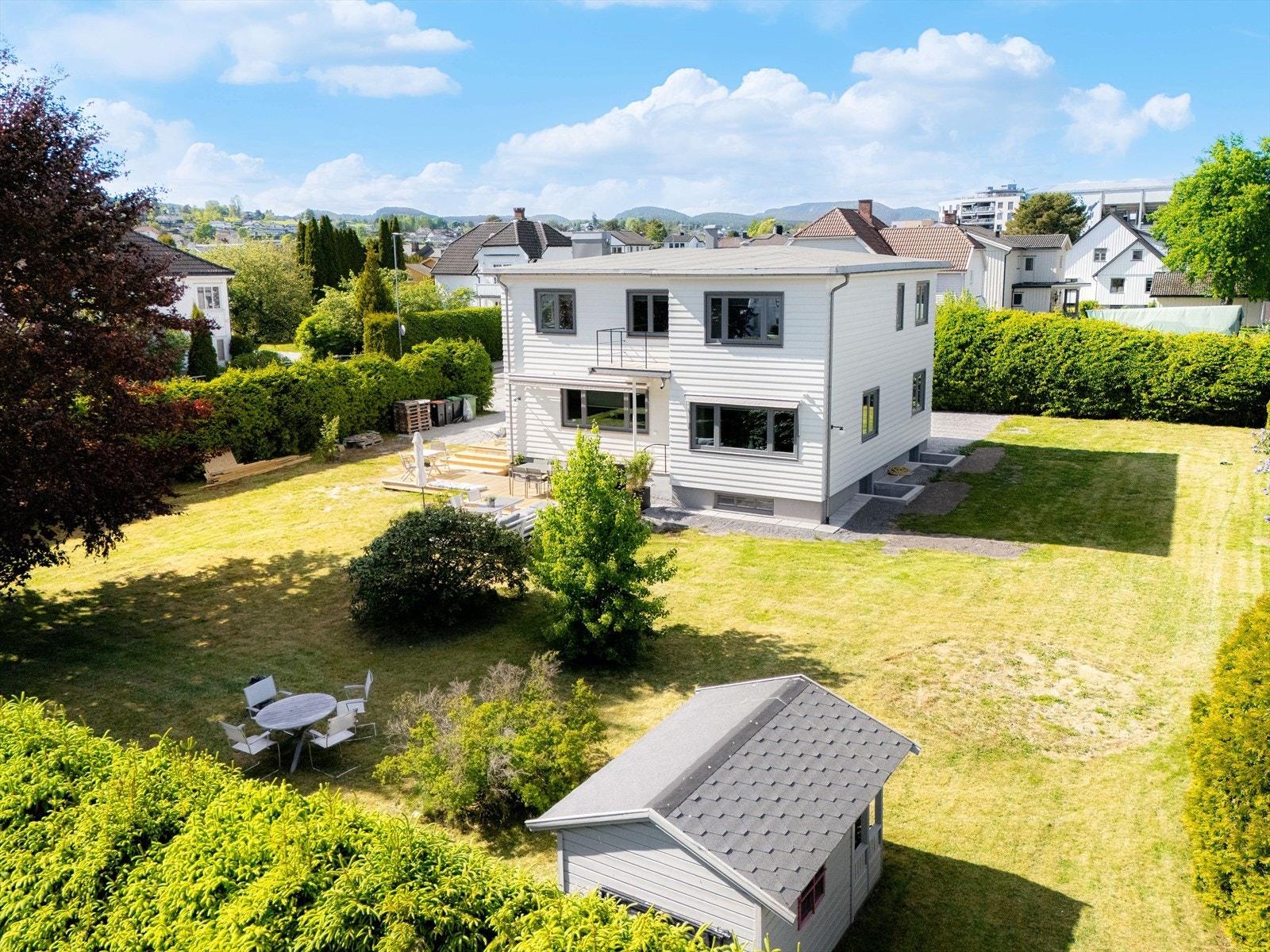 Det er lagt nye rør fra veien og i huset.
I 2021 ble det drenert, og i 2023 ble lysgraver støpt og det ble opparbeidet ekstra parkeringsplass på tomten. Galleribilde