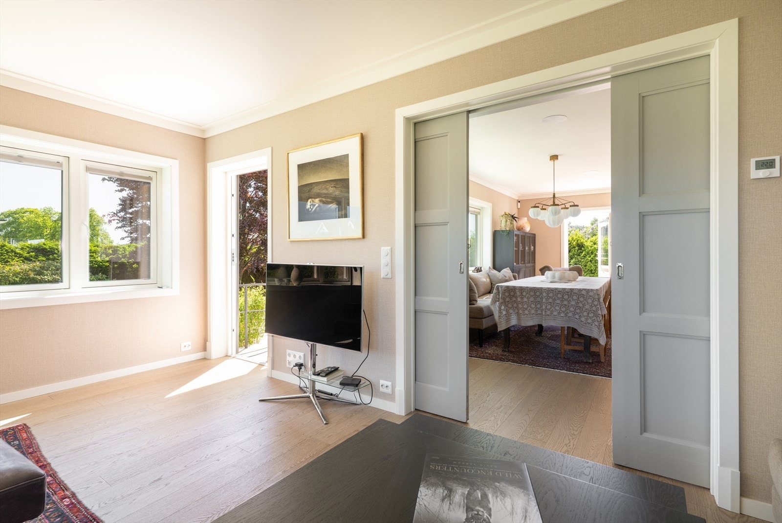 Mellom stuedelene har boligen den originale skyvedøren som er flott restaurert. Galleribilde