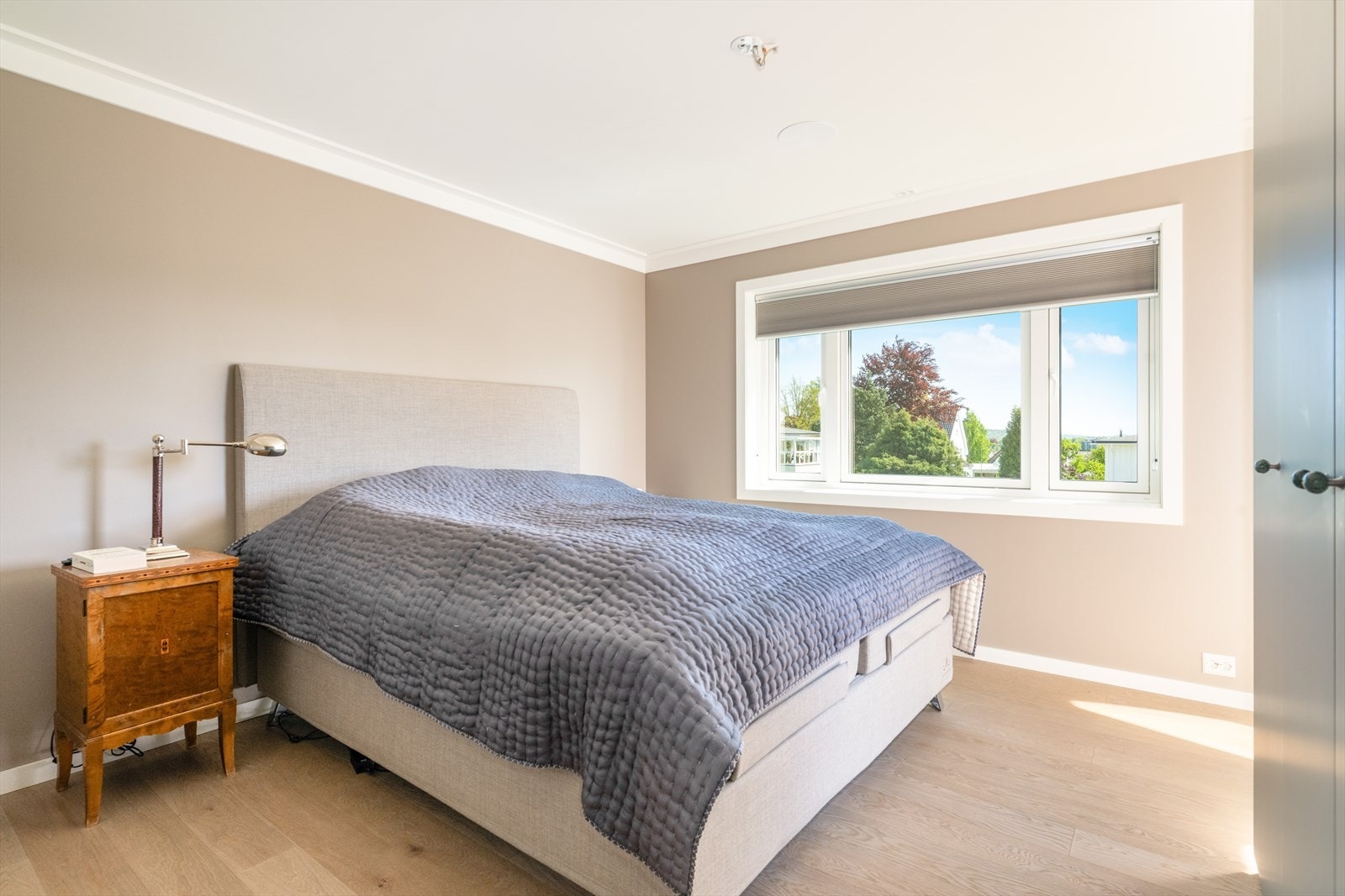 Hovedsoverommet er lyst og romslig. Her er det garderobeskap og utgang til balkong og selvfølgelig eget bad Galleribilde