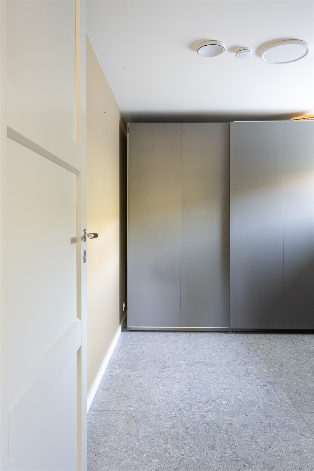 Boligens femte soverom ligger i denne etasjen. Soverommet har garderobeskap. Galleribilde