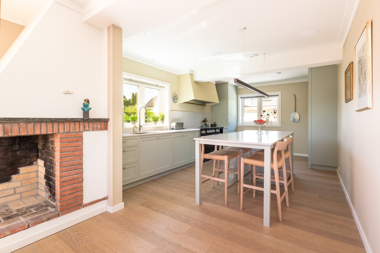 Her er det gjennomgående, lekre overflater med lyse flotte vegger og parkett uten kvist fra Skogr på gulv. Galleribilde