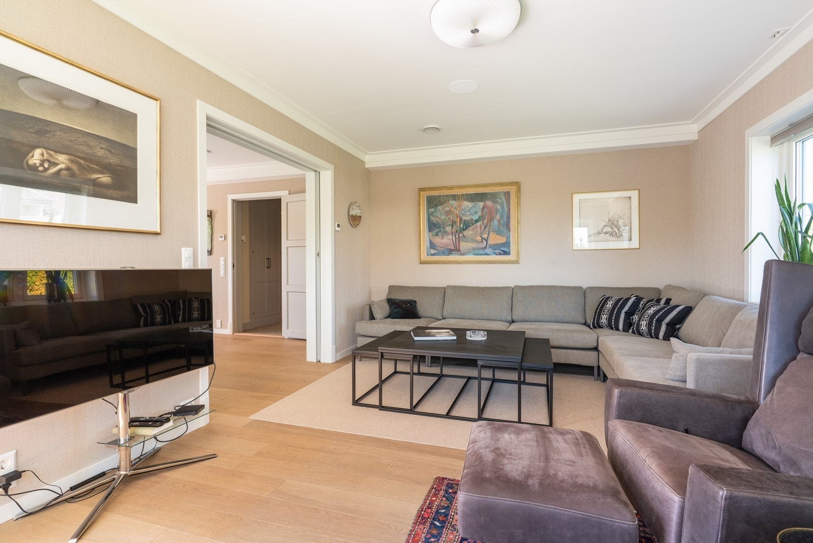 Det er montert Sonos anlegg i alle rom inkludert alle tre bad, unntatt barnerom og soverom i underetasje. Galleribilde