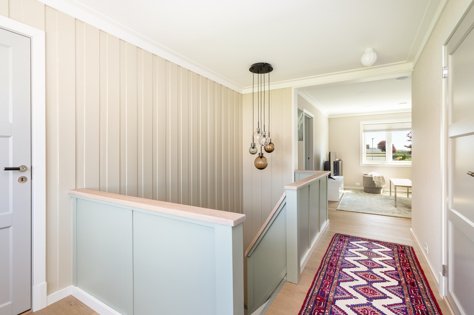 Trappegangen i 2. etasje er romslig og åpen Galleribilde