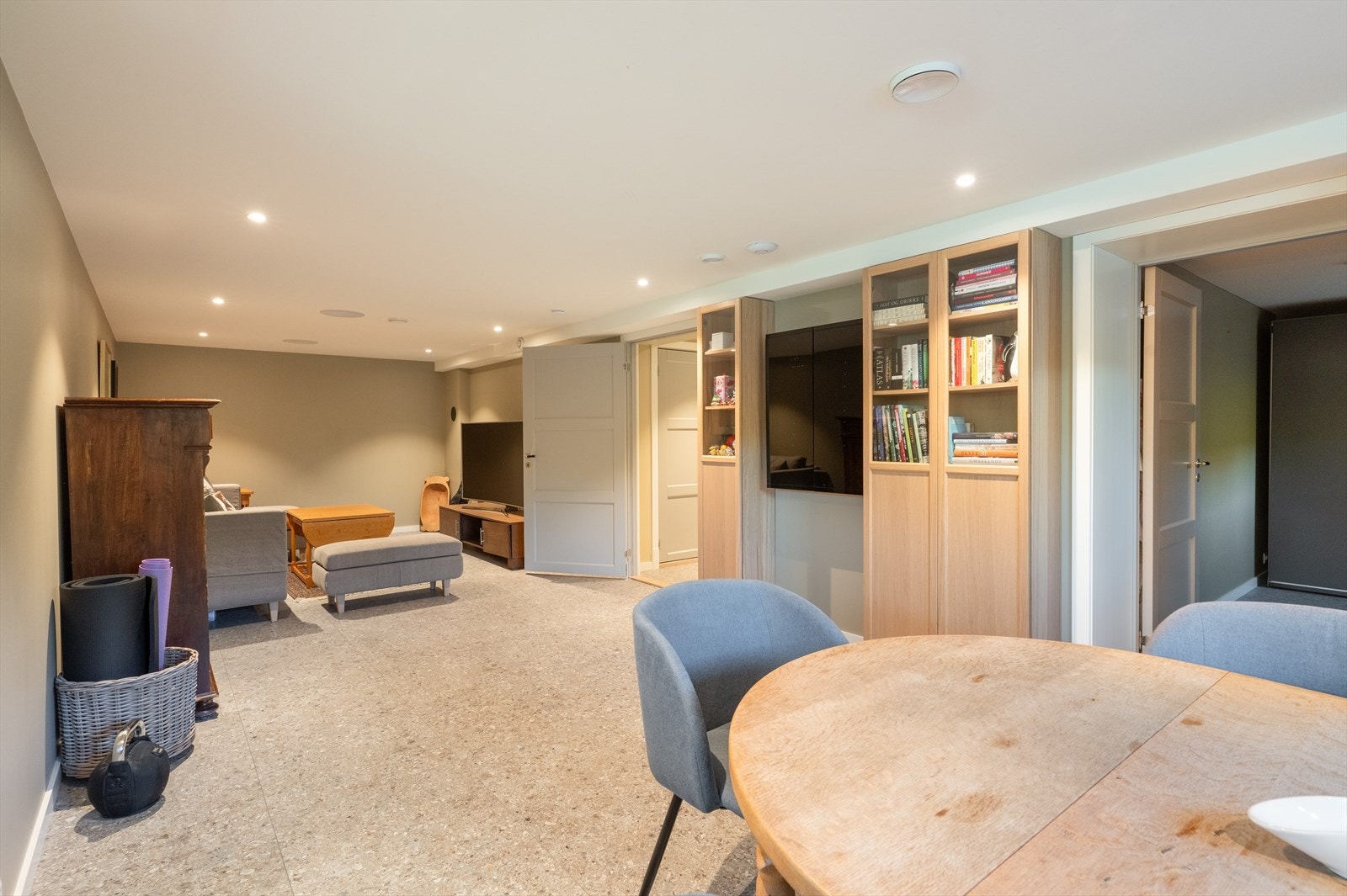 I boligens underetasje er det blant annet en romslig og hyggelig kjellerstue, bad og soverom. Galleribilde