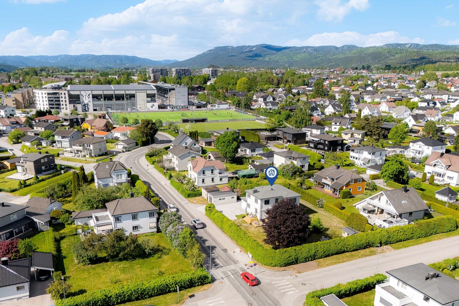 Falkum er et sjarmerende og mangfoldig boligområde i Skien, kjent for sin rike historie, varierte arkitektur og levende lokalmiljø. Område kombinerer det urbane med det grønne, og tilbyr både moderne boligprosjekter og historiske villaer -som denne! Galleribilde