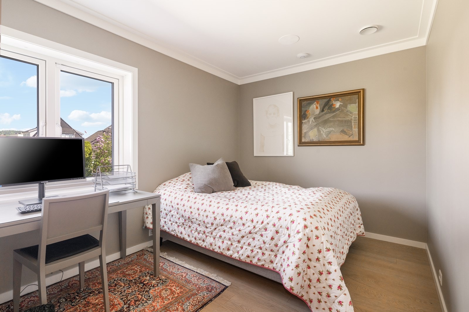 I boligen er det til sammen fem pene soverom. Et av disse ligger i 1. etasje. Galleribilde