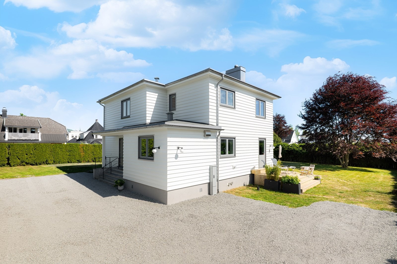 Gårdsplassen er gruslagt og har gode parkeringsmuligheter rett ved inngangsdøren. Det er installert elbillader. Galleribilde