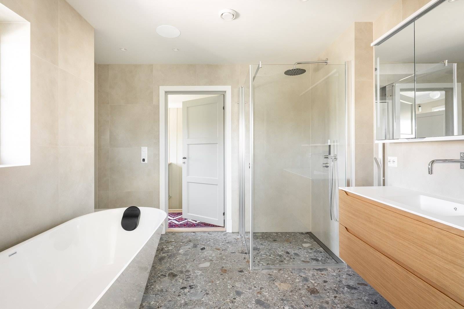 I denne etasjen et det ytterligere et bad i samme pene utførelse fra 2021.
Badet har flis med varmekabler på gulv og flis på vegger. Galleribilde