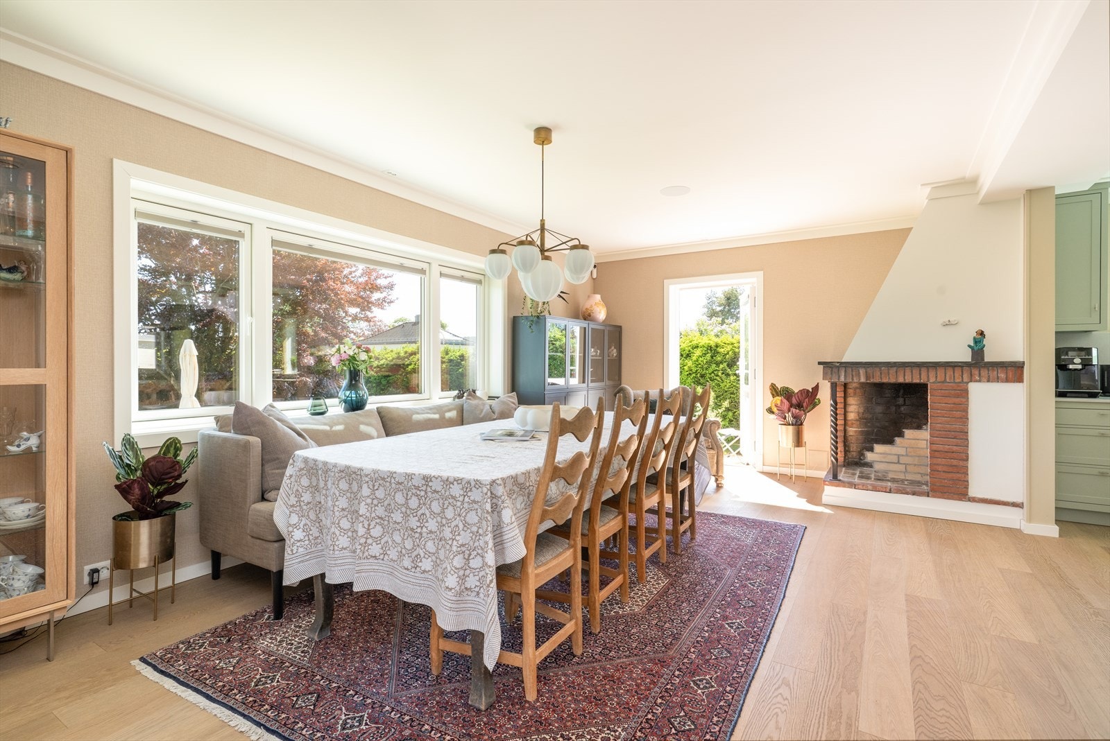 Det er balansert ventilasjon og vannbåren varme. Pipe har nye stålrør - et til hvert pipeløp, for å tilfredsstille krav, mens den sjarmerende åpne peisen er bevart. Galleribilde