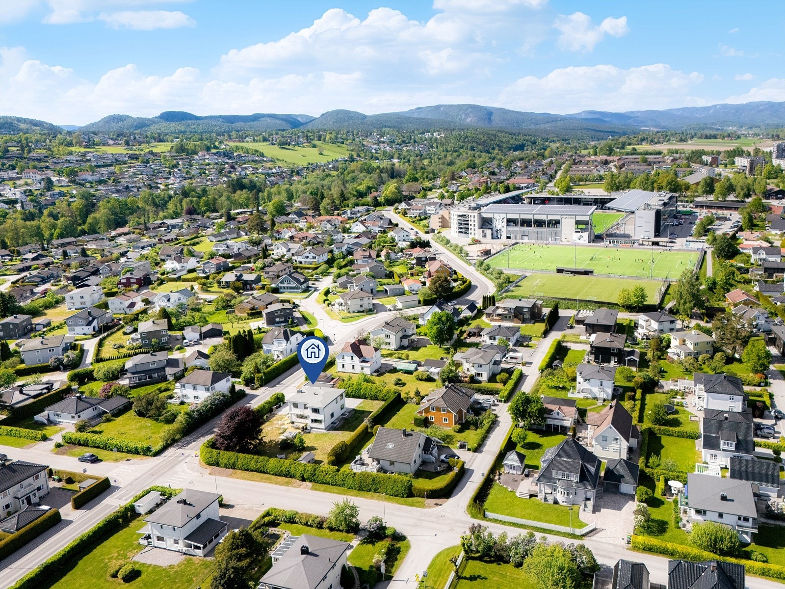 Skagerak Arena med butikker, apotek og treningssenter ligger rett bort i gata. Galleribilde