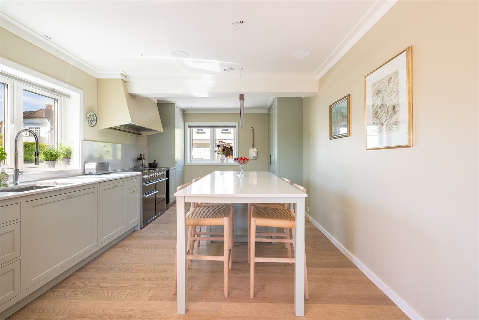 Kjøkkendelen har en lekker innredning spesialbestilt fra Kvänum Kjøkken i 2021. Galleribilde