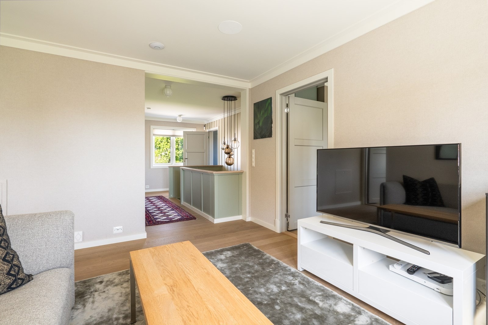 I denne etasjen er det gjennomgående parkett på gulv fra Skogr med kvist. Galleribilde