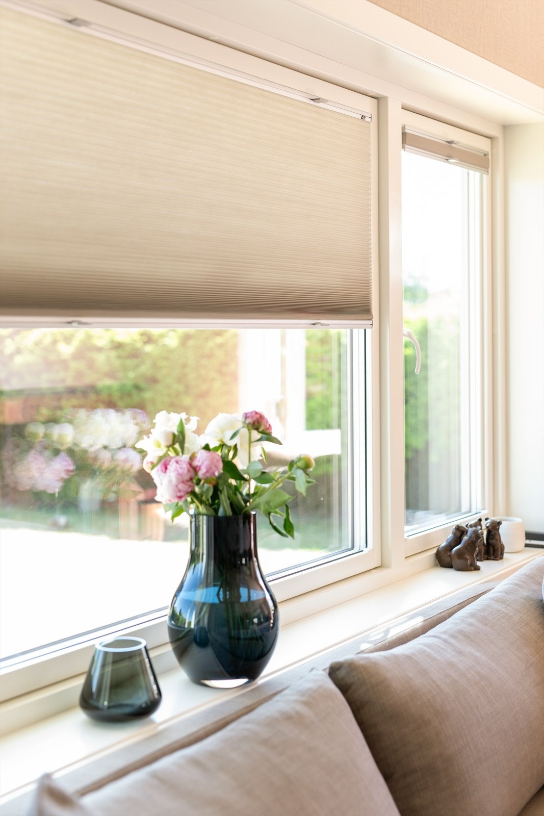 Det er montert FLEX skyvegardiner fra Gunthor i vinduer. Galleribilde