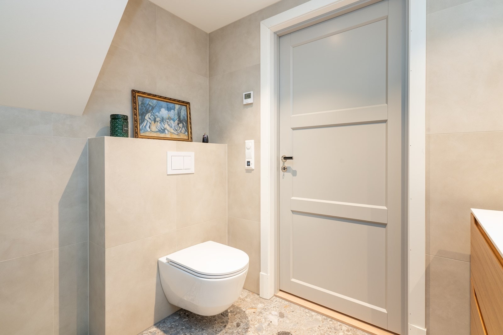 Det er også dusjnisje med glassdører og vegghengt toalett. Rommet har mekanisk avtrekk. Galleribilde