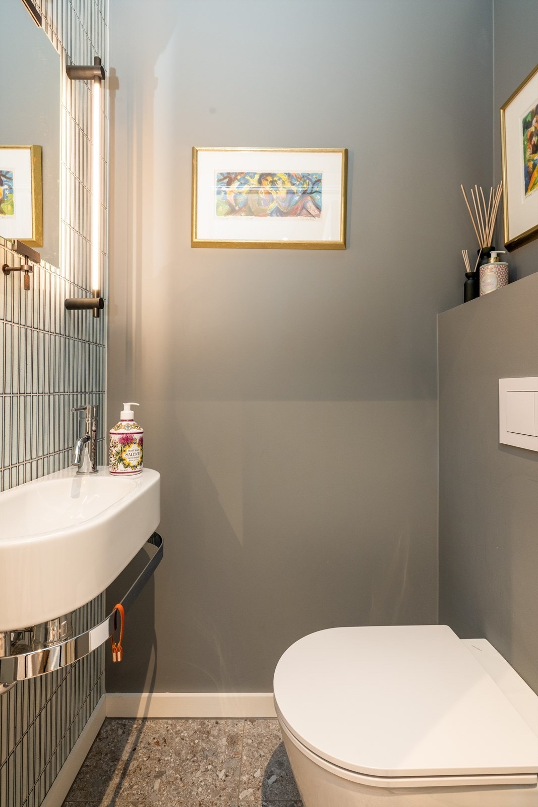 Praktisk plassert ved entreen/ hallen har boligen et toalettrom fra 2021 med flis på gulv. Her er det vegghengt toalett og vask. Rommet har varmekabler i gulv og er mekanisk ventilert. Galleribilde