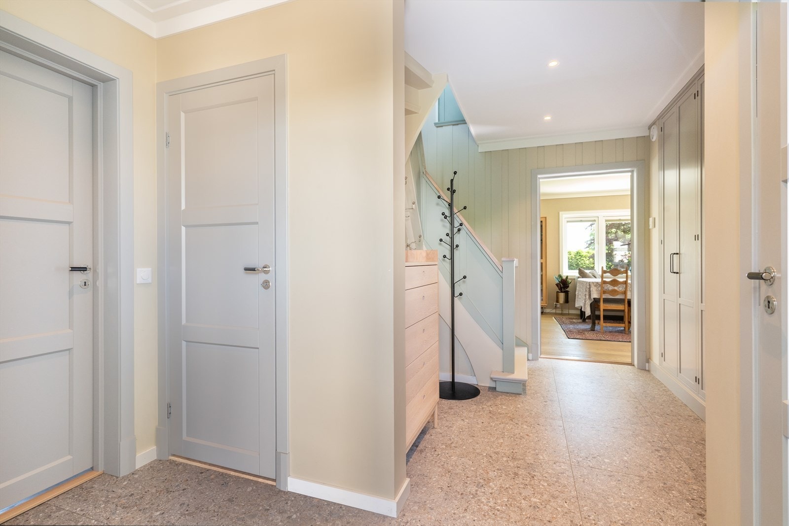 I entreen/ hallen er det flotte flis med varmekabler på gulvet. Her er det også en romslig Steneby garderobe fra Kvänum. Galleribilde