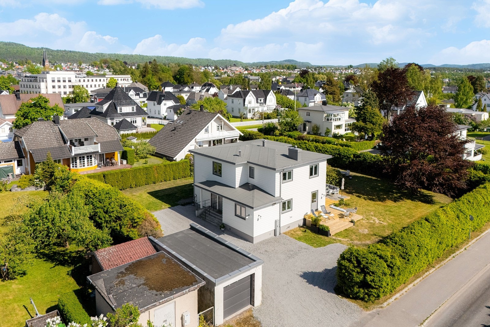 Stor flott Falkum villa på romslig solrik tomt. Galleribilde