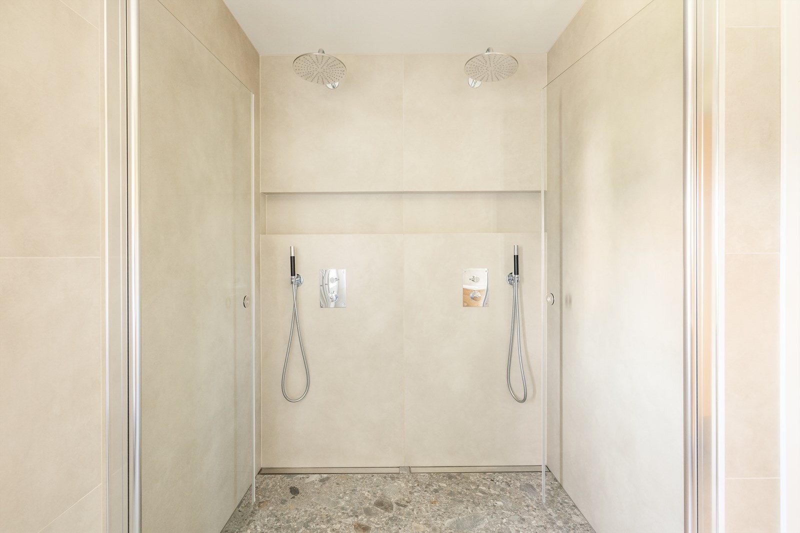 Det er veggheng toalett og romslig dusjnisje med dobbel veggmontert blandebatteri og takdusj.
Rommet er mekanisk ventilert. Galleribilde