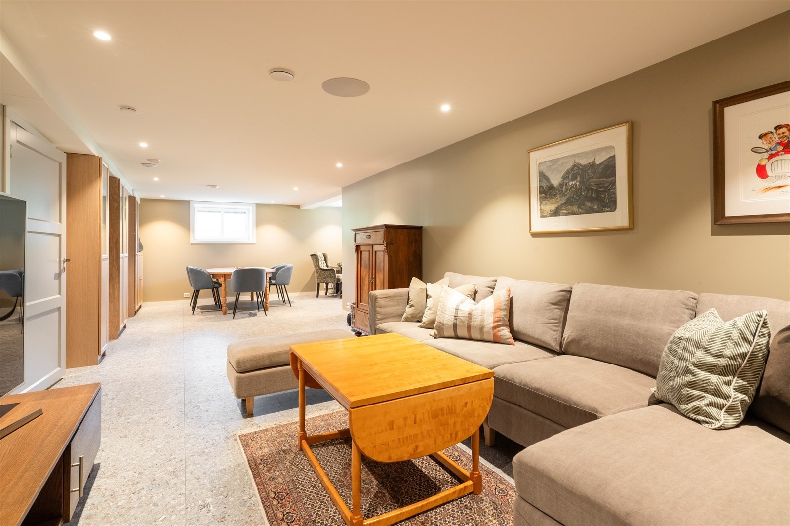 I underetasjen er det pigget, støpt og montert vannbåren varme. Det er lyddemping/himling mot boligens 1. etasje. Galleribilde