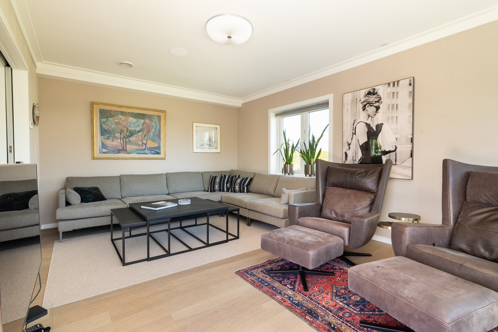 Tv-stuedelen er romslig og har plass til flere sittegrupper. Galleribilde