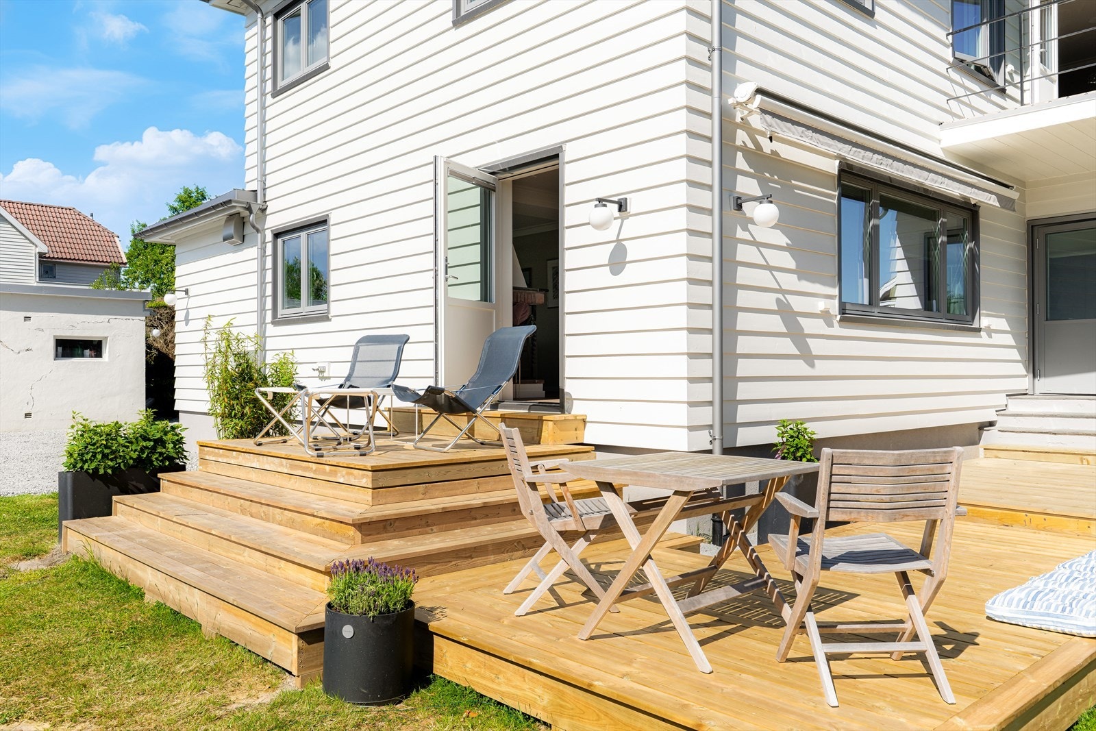 Boligens trykktest viser 0,60 som kvalifiserer til "passiv hus" - med andre ord svært godt isolert og med lavt forbruk via bergvarme og NIBE styrt vannbåren varme. Galleribilde