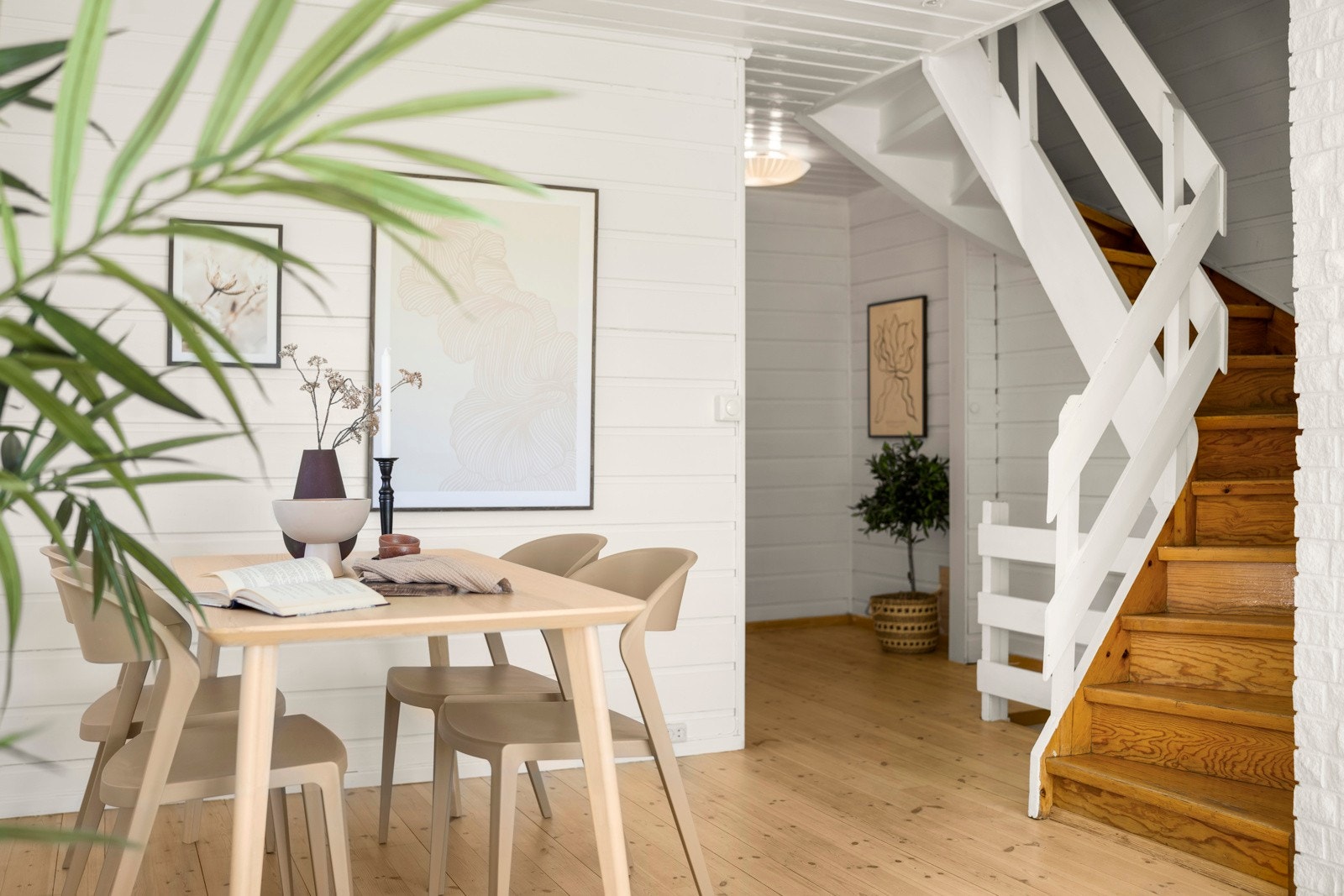 Fra stuen er det trapp opp til andre etasje hvor det ligger tre soverom og ett bad. Galleribilde