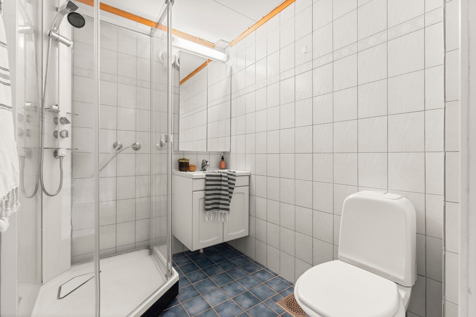 Badet i 2. etasje ligger praktisk i forbindelse med de tre soverommene, og er i henhold til tilstandsrapport eldre og enkelt utført med fliser på gulv og på vegger. Galleribilde