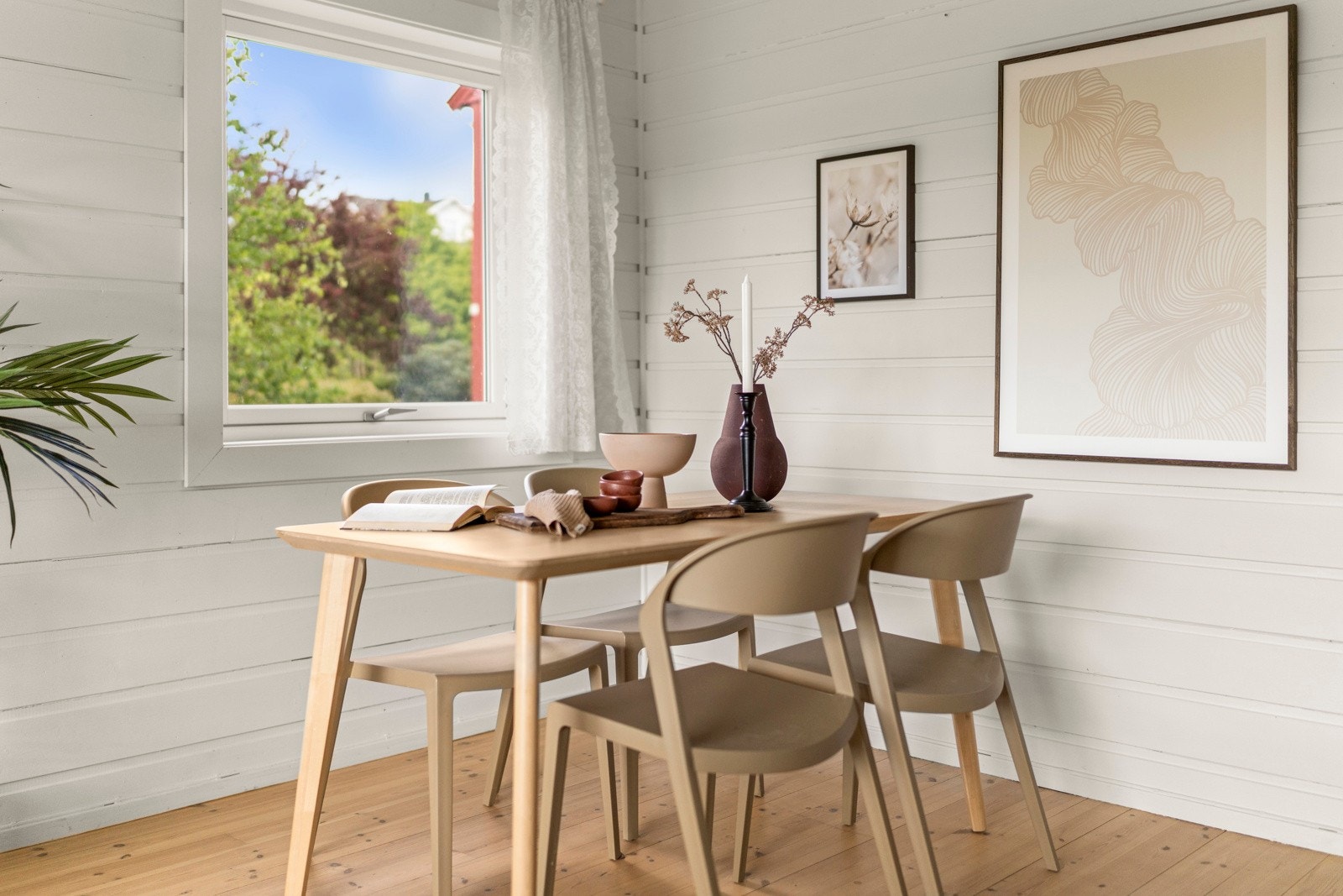 Koselig spisegruppe med plass til hele familien. Galleribilde