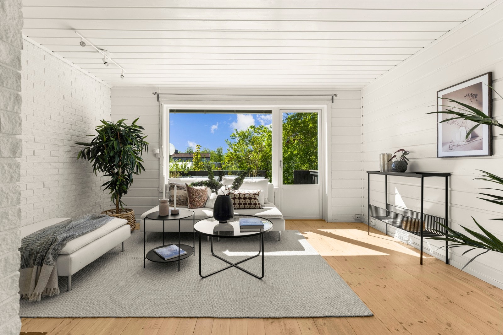 Lys og åpen stue som med store vinduer som slipper inn rikelig med naturlig lys. Galleribilde