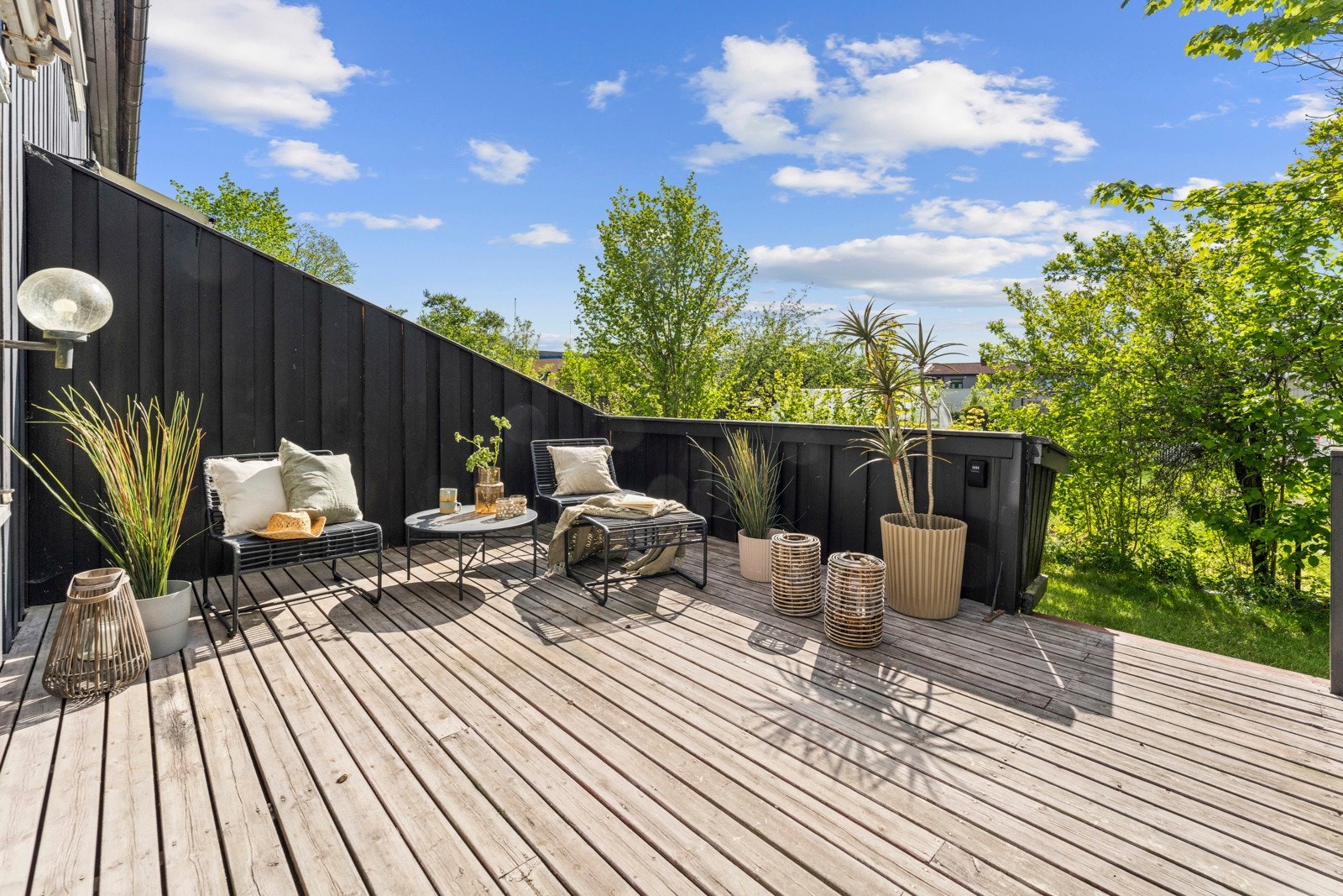 Pent opparbeidet uteplass med gode solforhold Galleribilde